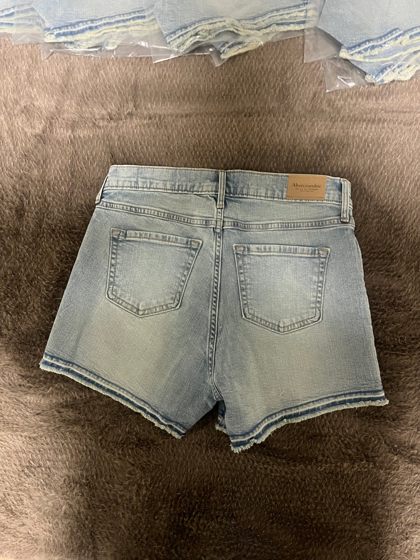 Abercrombie & Fitch - High rise relaxed denim shorts - RIPPLE
