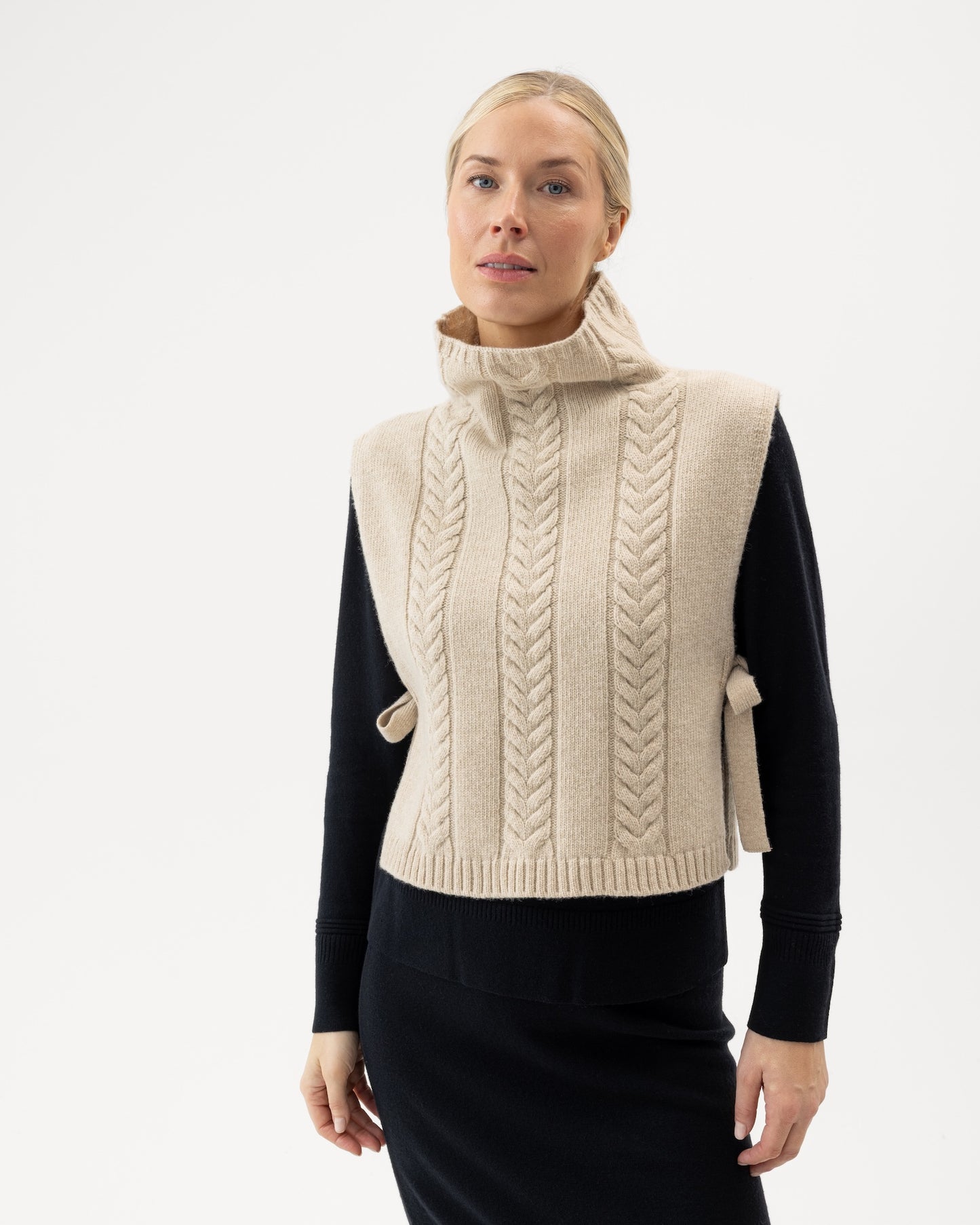 HOLEBROOK - Tolken Bib Collar - Sand (one size)