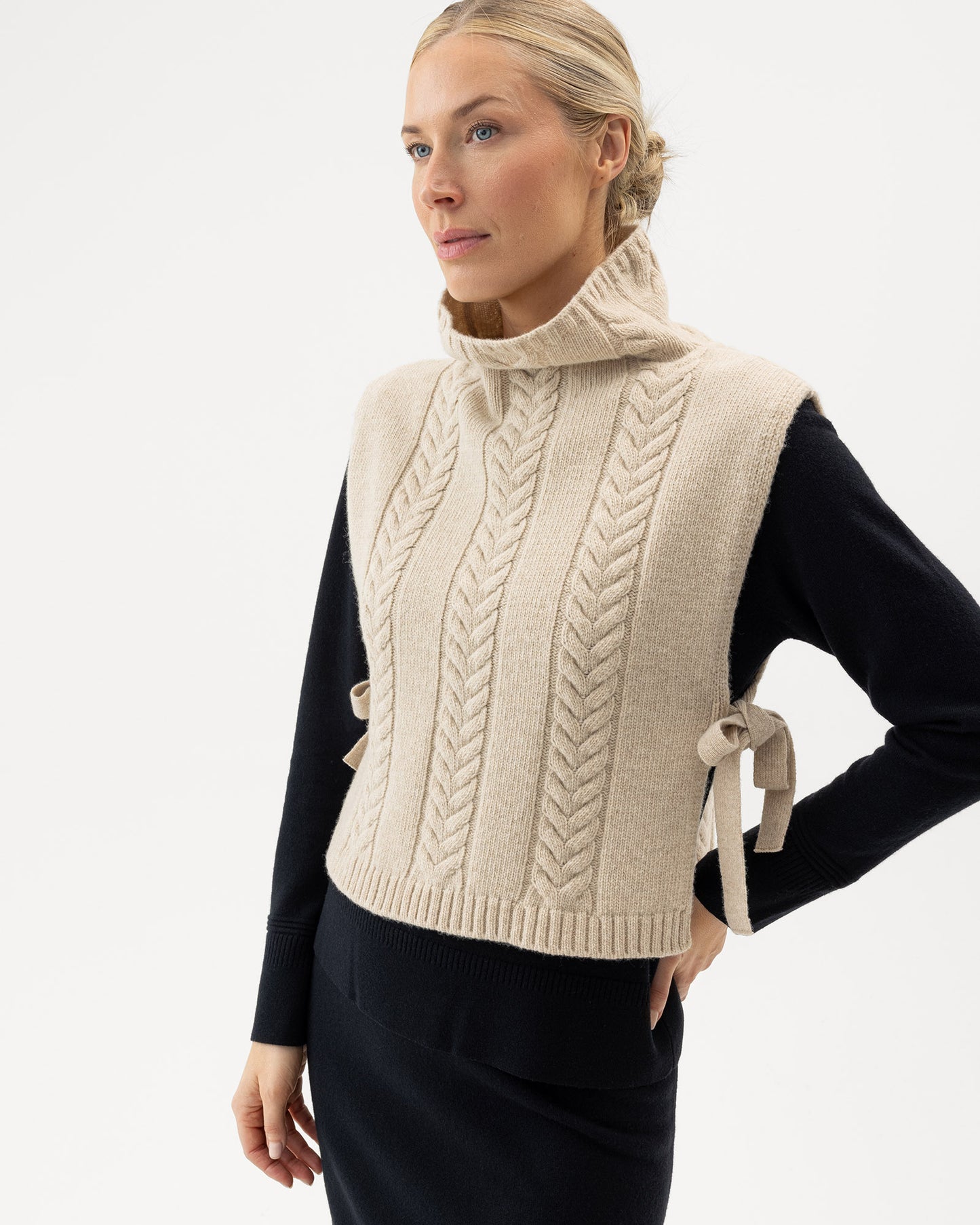 HOLEBROOK - Tolken Bib Collar - Sand (one size)