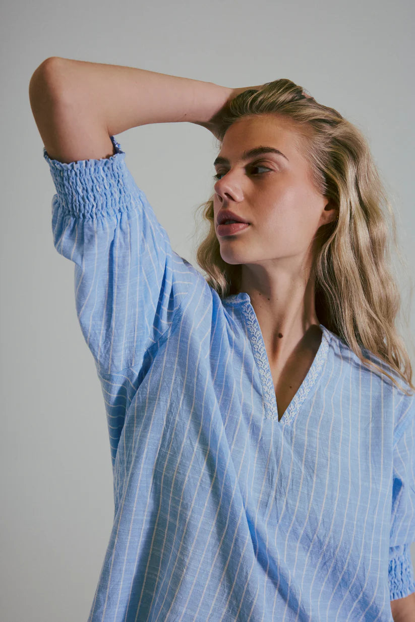 HUMBLE - KYSTALAG Blouse - Air blue