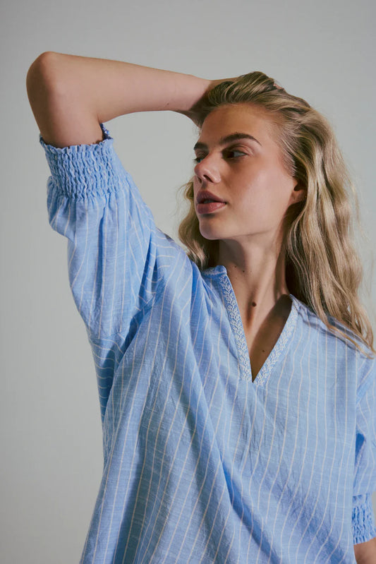HUMBLE - KYSTALAG Blouse - Air blue