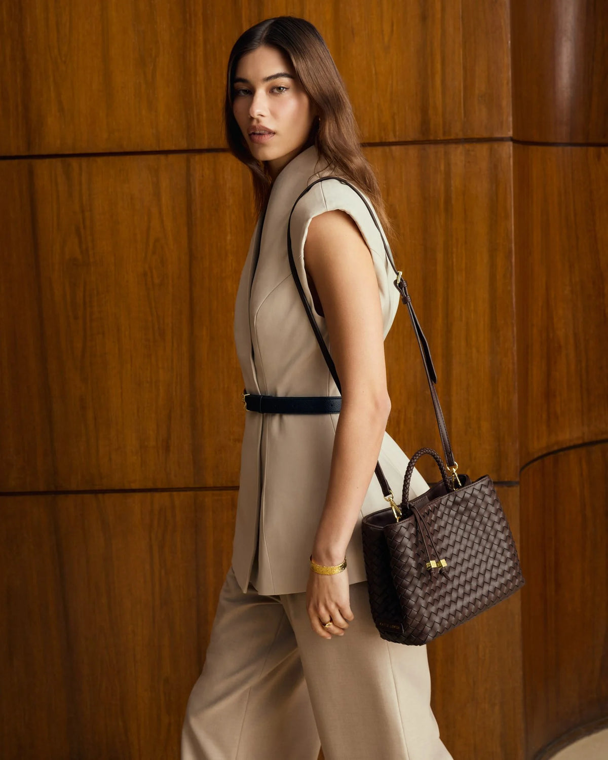 KATIE LOXTON - NOVA HAND WOVEN TOP HANDLE BAG - Chocolate (19 x 26,5 x 12,5)