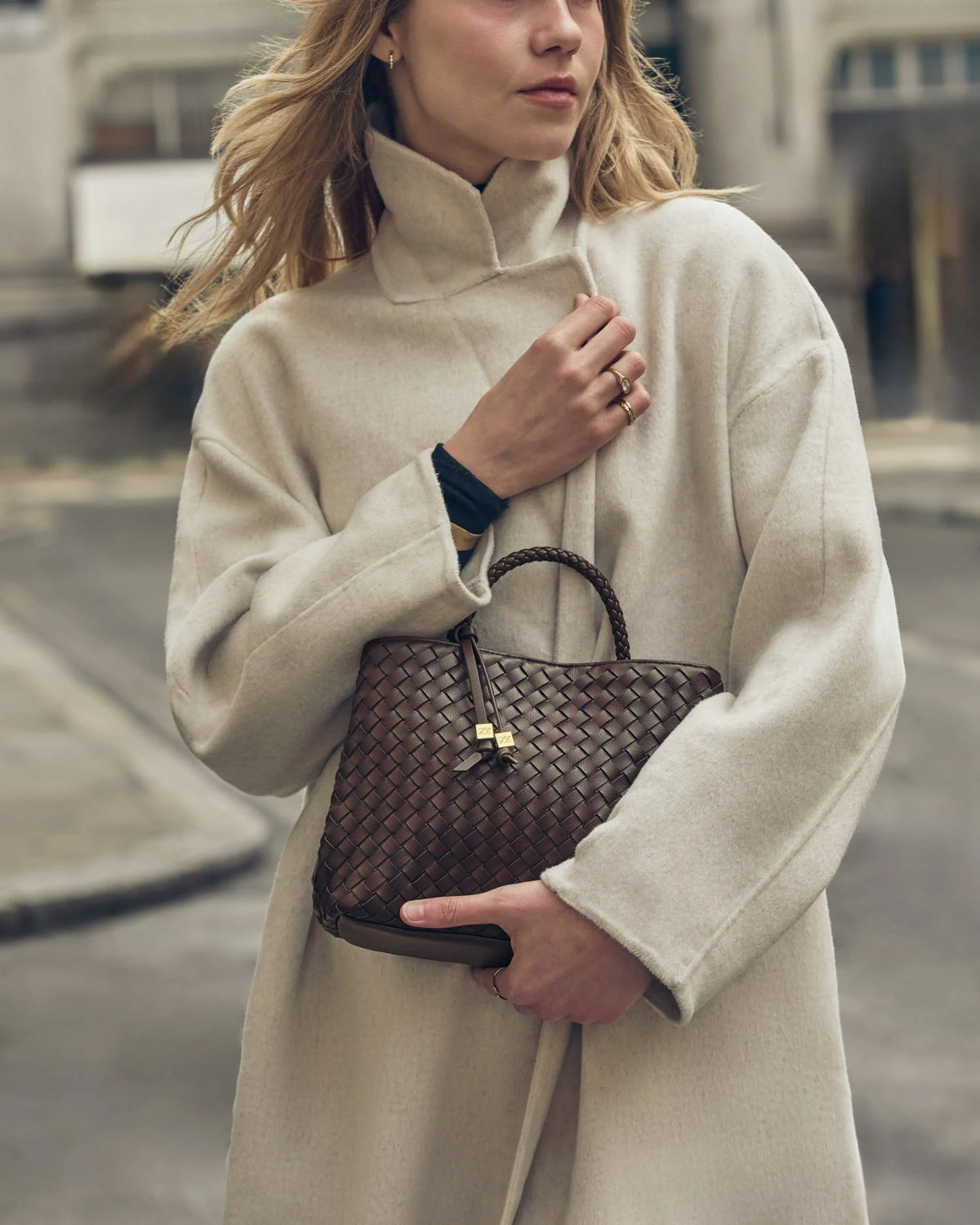 KATIE LOXTON - NOVA HAND WOVEN TOP HANDLE BAG - Chocolate (19 x 26,5 x 12,5)